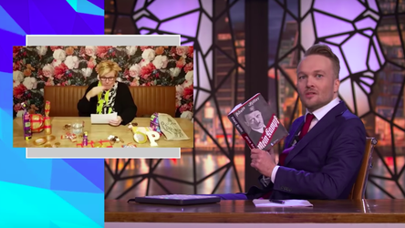 🎥 | LOL! Arjen Lubach leest Mein Kampf tijdens show: 'Cadeautje van Marco van Basten'