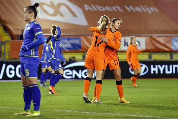 Oranje Leeuwinnen maken gehakt van Kosovo