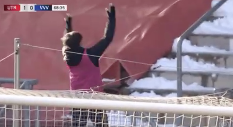 🎥 | HAHA! Ballenjongen zweept denkbeeldig publiek op