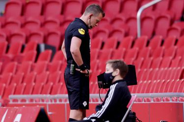 Scheidsrechter na blunder bij Ajax-Utrecht: 'Ze staan gewoon heel dicht bij elkaar'