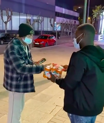 🎥 | Royston Drenthe helpt zwerver aan boodschappen: 'Mocht hem geen geld geven'