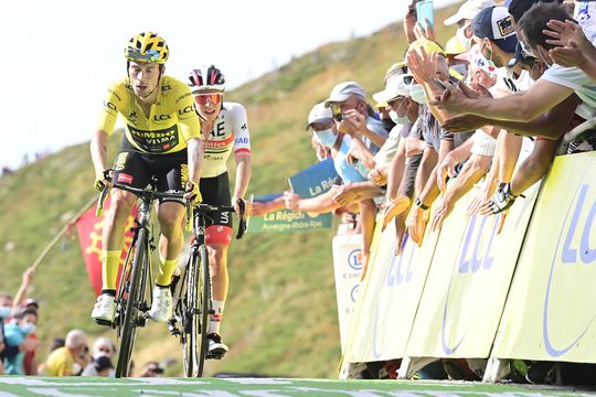 Roglic en Pogacar slaan grote slag in het klassement van de Tour: Egan Bernal verliest veel tijd