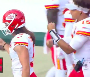 😂 | NFL-ster Patrick Mahomes geeft zichzelf boks nadat teamgenoot hem flasht