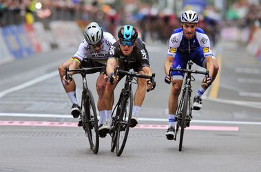 🎥 | 3 jaar geleden: Kwiatkowski na zenuwslopende sprint sneller dan Sagan in Milaan-Sanremo