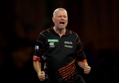 Hierom draagt Raymond van Barneveld oordoppen tegen Luke Littler op WK darts