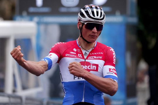 🎥 | Mathieu van der Poel boekt prachtige ritzege in Tirreno-Adriatico
