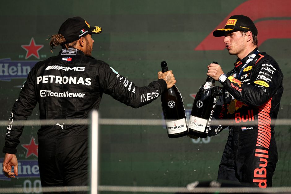 Lewis Hamilton: 'Max Verstappen zat vaker wel dan niet te chillen vooraan'