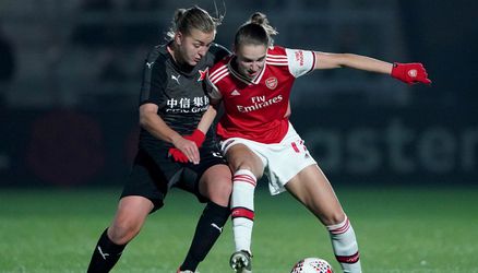 🎥 | Hoofdrol bij Arsenal voor Van de Donk en Miedema bij slachting Slavia Praag