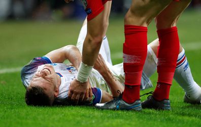 Finnbogason moet even toekijken door schouderblessure