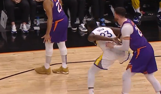 🎥 | Boksen of basketbal? NBA'er Draymond Green deelt keiharde klap uit aan tegenstander