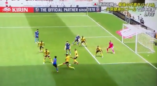 🎥 | WTF! Japanner schiet door benen van 4 (!) tegenstanders en scoort