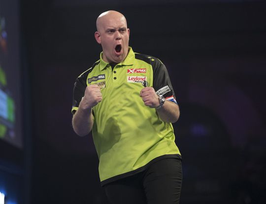 Van Gerwen heeft na kleine inzinking geen kind aan Joyce in kwartfinale (video's)