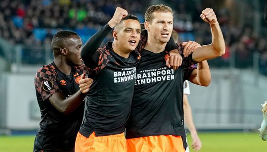 🎥 | Het is nu al raak! PSV komt door deze penalty snel voor tegen LASK
