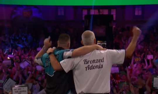 🎥 | Wat een beelden! WK-legende Steve Beaton zingt mee met walk-on Daryl Gurney