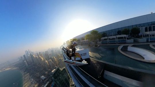 🎥​ | Ballen van staal: wakeskater springt van 294 meter hoog gebouw