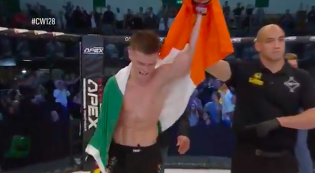🎥 | MMA-sloper Paul Hughes huilt van geluk na behalen Cage Warriors-titel