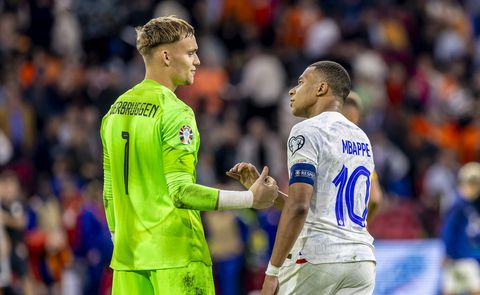 Stem! Wie moet de eerste keeper van Oranje worden: Justin Bijlow of Bart Verbruggen?