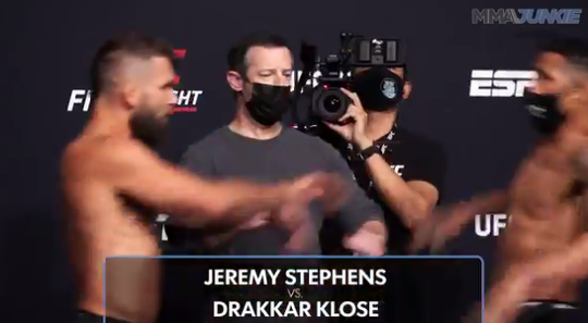 🎥👀 | UFC-staredown loopt volledig uit de hand: Stephens en Klose vliegen elkaar bijna aan