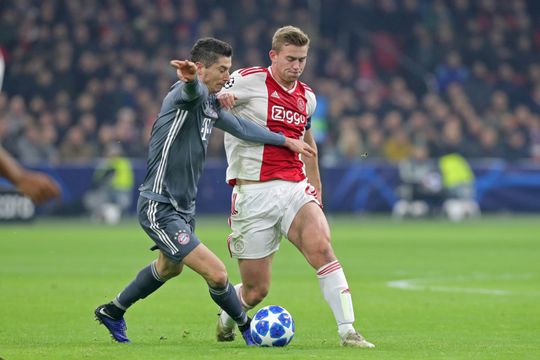 Ajax als nummer 2 door in Champions League na bizar gelijkspel tegen Bayern (video's)