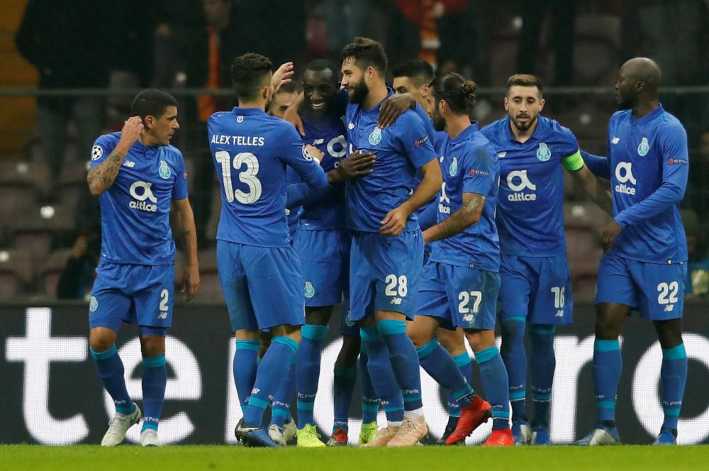 Porto dankt blunderende arbitrage en wint van Galatasaray (video's)