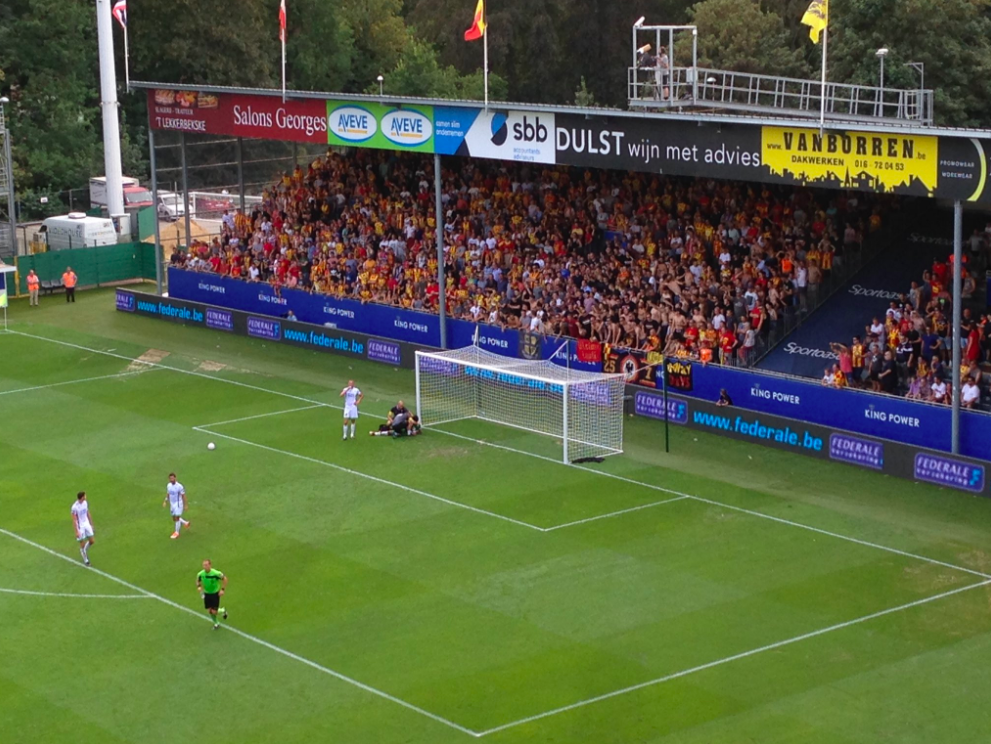 Bezoekende Mechelen-fans verwonden OHL-keeper en nemen over: 'Leuven is van ons' (video's)
