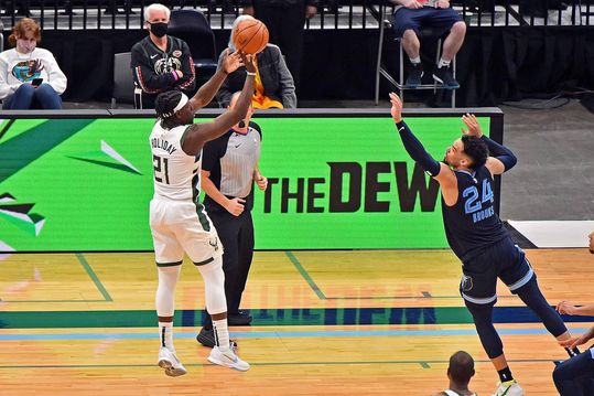 🎥 | NBA: check hier hoe de Bucks op 2 seconden van de buzzer de winst pakken