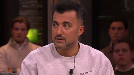 🎥 | Boze vrouw bij signeersessie Özcan Akyol: 'Schuld weer van Johan Derksen'