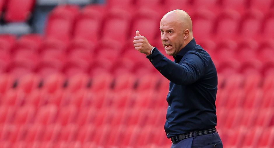 Arne Slot noemt duel met Go Ahead in tegenstelling tot Peter Bosz géén topper