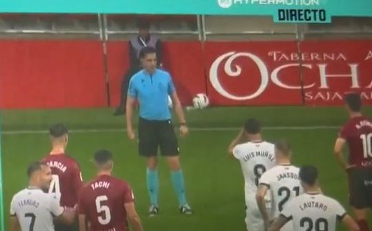 🎥​😂​ | Geniaal! Spaanse arbiter vindt perfecte doeleinde voor zijn scheidsrechtersspray