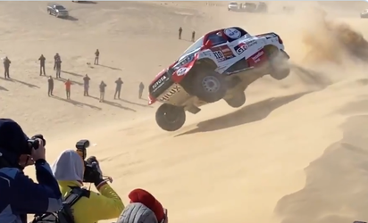 🎥 | Fernando Alonso neemt zandhoop te hard en vliegt over de kop