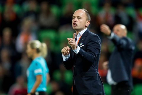 Oeps! Bondscoach van de Oranje Leeuwinnen mist zijn vlucht