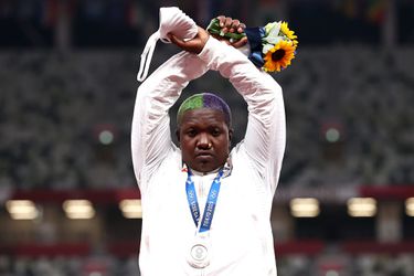 📸 | Dit gebaar mag kogelstootster Raven Saunders van het IOC niet maken