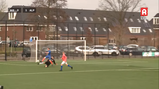 🎥 | Amateurkeeper van Nieuwkoop blundert als Varela