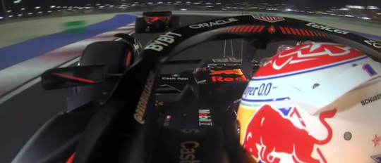 🎥​ | Carlos Sainz komt goed weg na deze bizarre actie tegen Max Verstappen