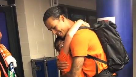 Virgil van Dijk laat jonge fan genieten met knuffel en handtekening (video)