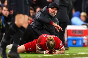 🎥 | Knullig: Kostas Tsimikas geblesseerd van het veld na botsing met Jürgen Klopp