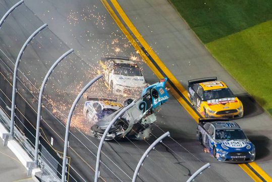 Hamlin pakt opnieuw Daytona 500, aandacht gaat naar Newman na heftige crash