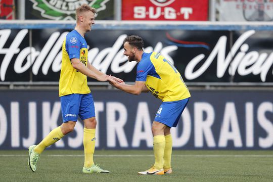 Gouden wissel Jaimie Jacobs schiet Cambuur tegen 10 man FC Twente naar 1e zege