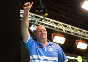 Vincent van der Voort gooit voortaan ook met Winmau-pijltjes