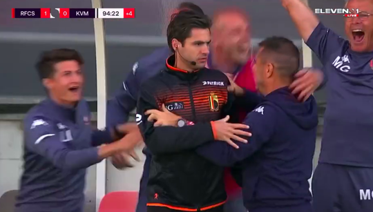 🎥😂 | Trainer van Belgische promovendus viert 1e competitiezege met de 4e official