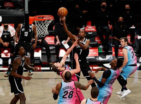 🎥 | Supertrio helpt Brooklyn Nets langs Miami Heat