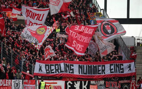 Staflid van Merkel zegt dat er weer fans welkom zijn bij Duits voetbal