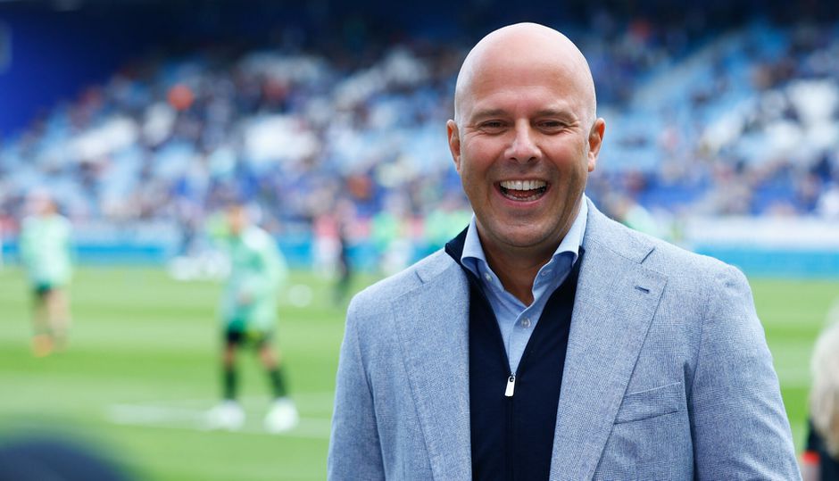🎥​ | Check persco Arne Slot over Transfermarkt-waarde Feyenoord-spelers en zijn vakantie