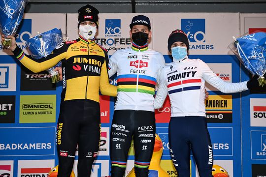 🎥| Van der Poel 8 seconden sneller dan Van Aert in eerste duel van 2021