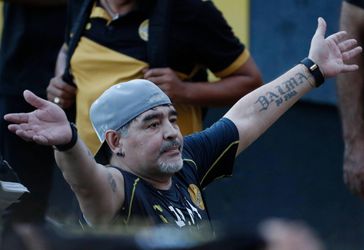 Oei! Diego Maradona geopereerd aan maagbloeding