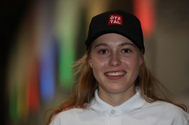 Laura Stigger pakt wereldtitel op de weg in haar 2e wegwedstrijd