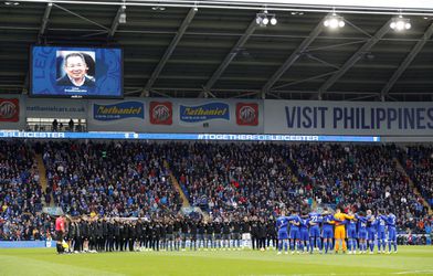 Leicester City en Cardiff houden indrukwekkend eerbetoon en minuut stilte voor slachtoffers helikoptercrash (video)