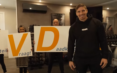 🎥 | Rico Verhoeven slaat VVD-bordjes kapot na verkeerd begrepen filmpje met Yeşilgöz