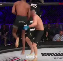 MMA-macho Michael Page trapt Richard Kiely KO met knietje na middelvinger (video)