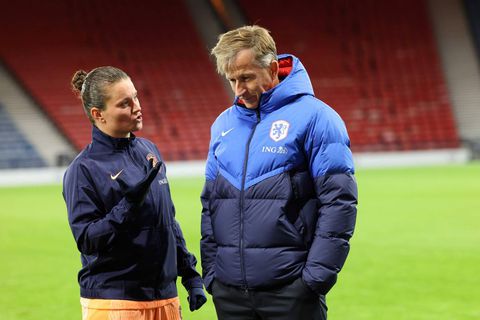 Bondscoach Oranje Leeuwinnen kan niet zoveel met nederlaag Engeland: 'Op Wembley is alles goed'
